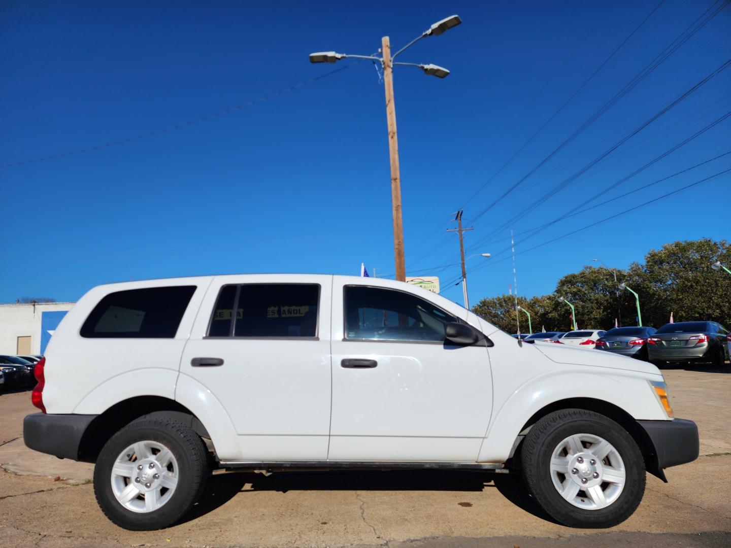 2005 WHITE Dodge Durango ST (1D4HD38K75F) with an 3.7L V6 SOHC 12V engine, AUTO transmission, located at 2660 S.Garland Avenue, Garland, TX, 75041, (469) 298-3118, 32.885387, -96.656776 - Photo#2